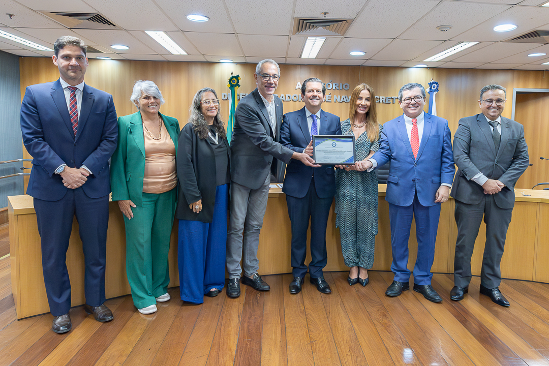 Imagem dos magistrados entregam Selo Responsabilidade Social ao diretor da Fecomércio RJ, José Luiz Paschoal, e ao consultor da Presidência da Fecomércio Otávio Santos da Silva Leite (ao centro da foto)  