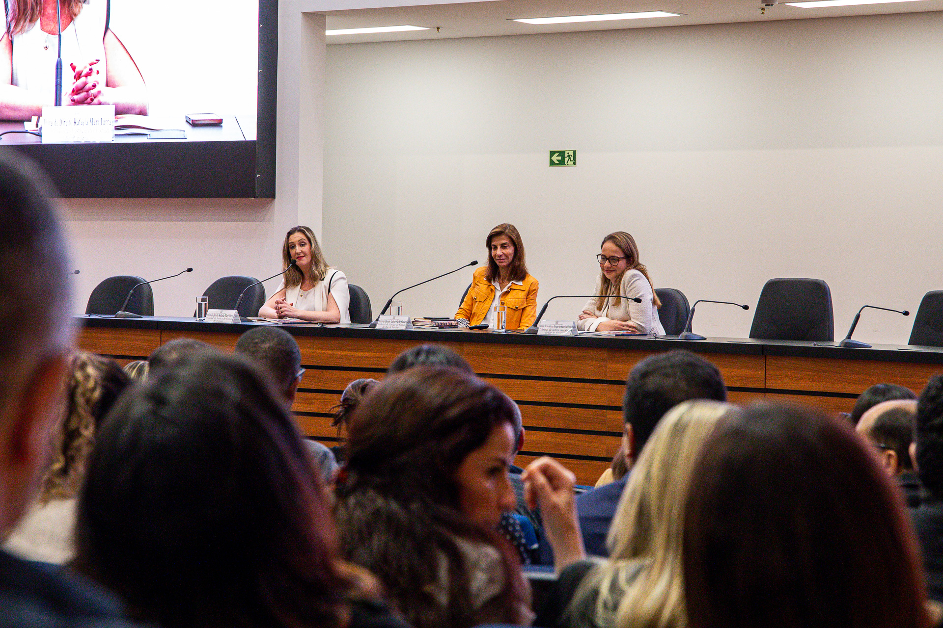 Imagem da mesa composta, da esquerda para direita, pelas juízas Rafaela Mari Turra, Valéria Pachá Bichara e Adriana Marques dos Santos Laia Franco