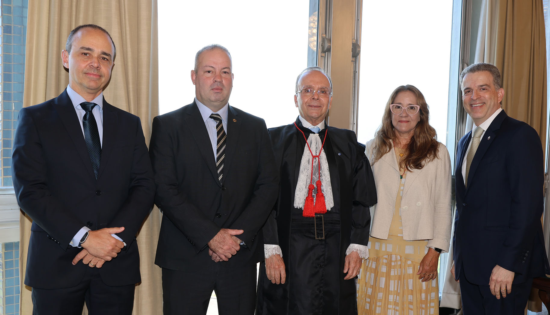 O juiz Richard Robert Fairclough, secretário-geral da Amaerj; o presidente do TJRJ, desembargador Ricardo Rodrigues Cardozo; a desembargadora Maria Isabel Paes Gonçalves, presidente da Comaq; e o desembargador Luiz  Márcio Victor Alves, coordenador da Movimentação de Magistrados da Comaq, posam durante a solenidade de posse 
