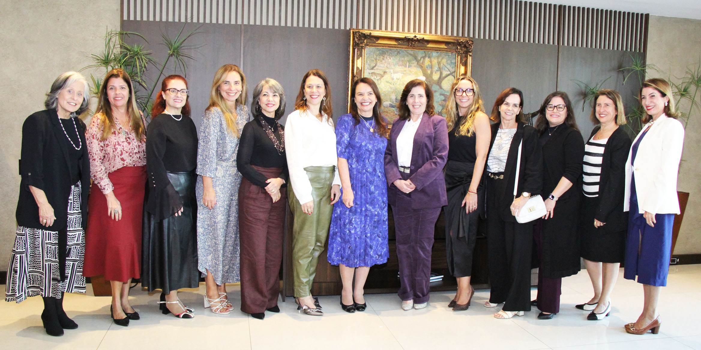 Magistradas do TJRJ prestigiaram a posse da desembargadora Maria Teresa. Da esq. para a dir: des.Margareth Olivaes, des. Lídia Sodré, juíza Admara Falante, des. Rose Marie, juíza Márcia Succi, juíza Eunice Haddad, des. Maria Teresa Gazineu, des. Fernanda Xavier, juíza Mirela Erbiste, des. Sônia Dias, juíza Ana Beatriz Estrella, juíza Vânia Nascimento e des. Adriana Mello