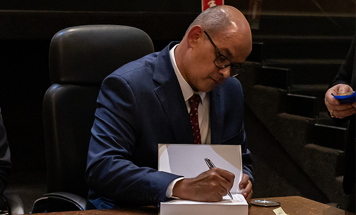 Desembargador Luciano Rinaldi durante lançamento da obra coletiva