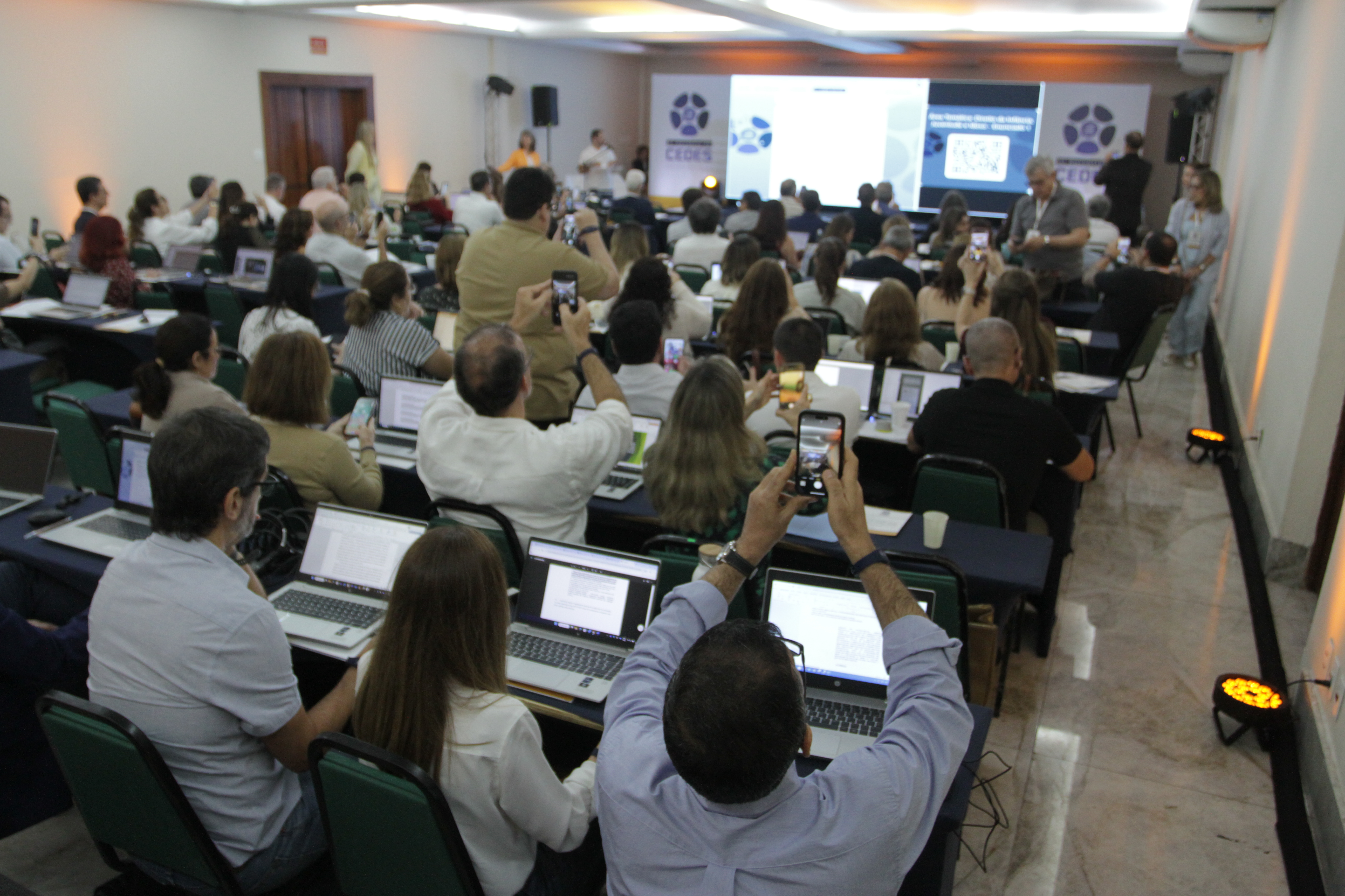 Imagem dos magistrados votando pelo sistema eletrônico de votação por QR Code 