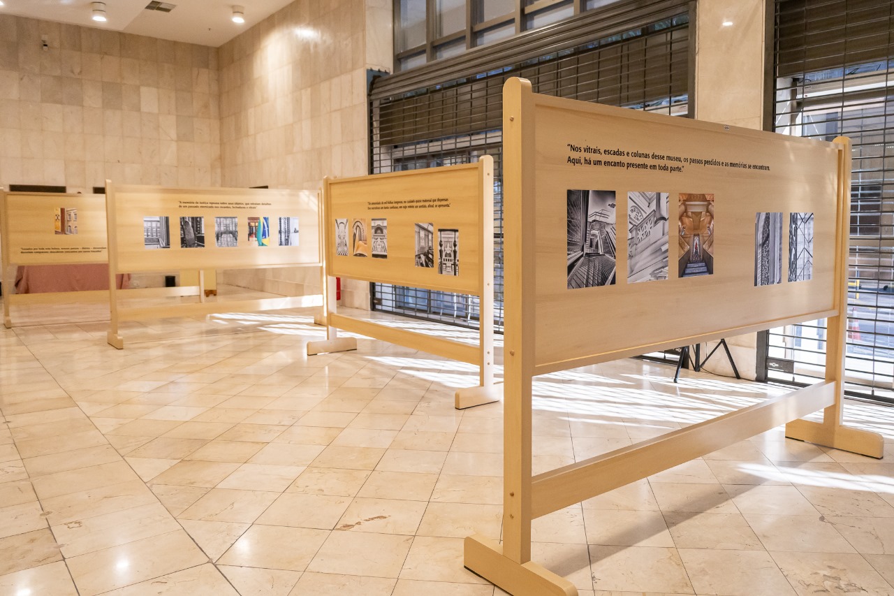 Painel no hall da Lâmina III apresentam fotografias com detalhes do Museu da Justiça do Rio