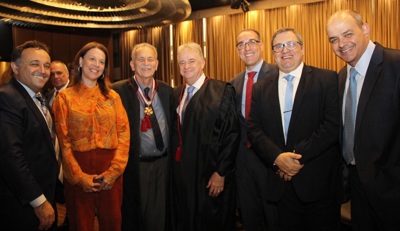 O desembargador Carlos Marins Gomes em foto com o diretor da Emerj, desembargador Marco Aurélio Bezerra de Melo; com a presidente da Amaerj, juíza Eunice Haddad; e os  desembargadores Mauro Mauro Dickstein, André Mançano, Ricardo Alberto Pereira e Luciano Rinaldi