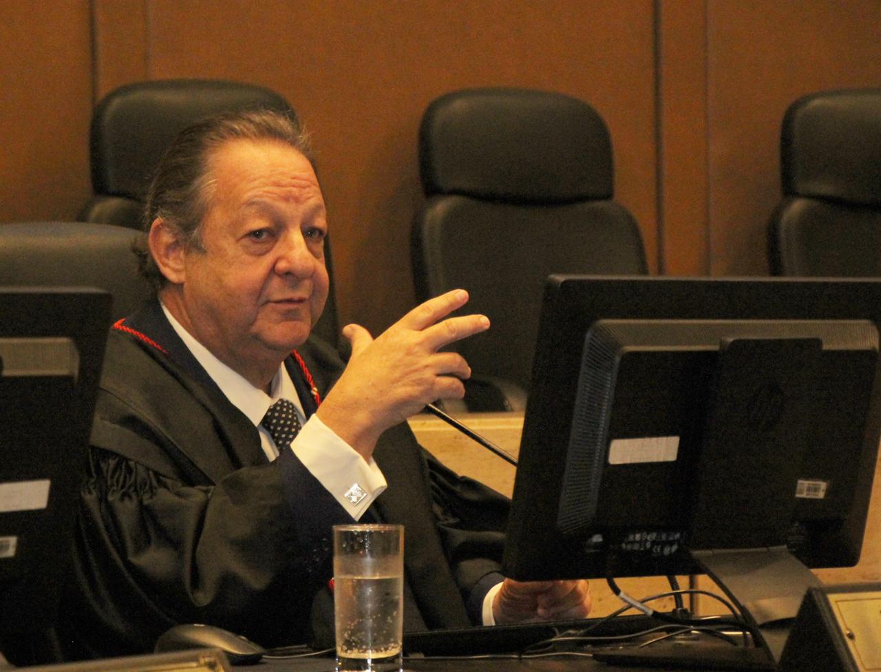 O desembargador Luiz Zveiter, decano do Tribunal, falou ao desembargador Carlos José Martins Gomes em nome dos demais integrantes do Órgão Especial