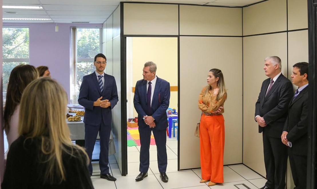 A inauguração do espaço do Projeto Violeta contou com as presenças do juiz Márcio Ribeiro Alves Gava, do prefeito Rafael Miranda, entre outras autoridades