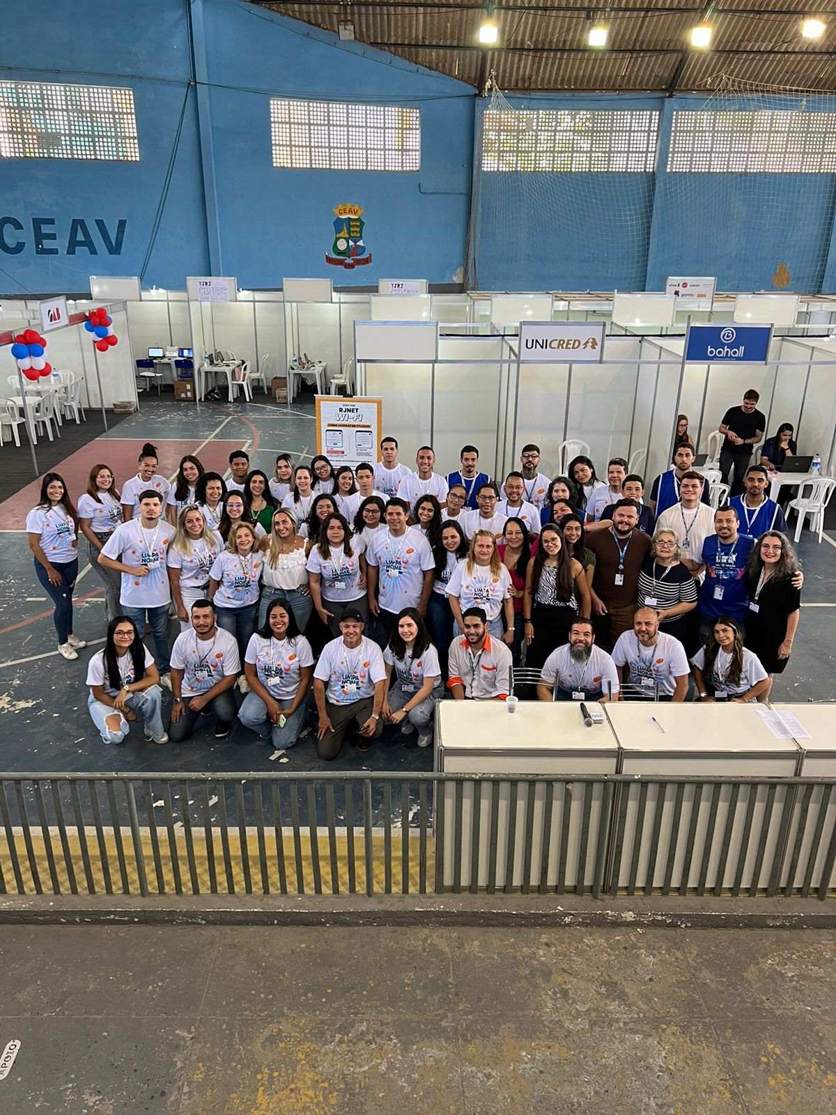 Funcionários que trabalharam no feirão "Limpa Nome" posam para foto após o sucesso das negociações