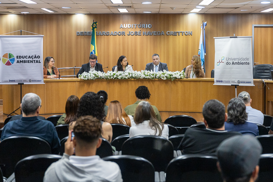 Imagem do auditório Desembargador José Navega Cretton. Ao fundo a mesa do evento
