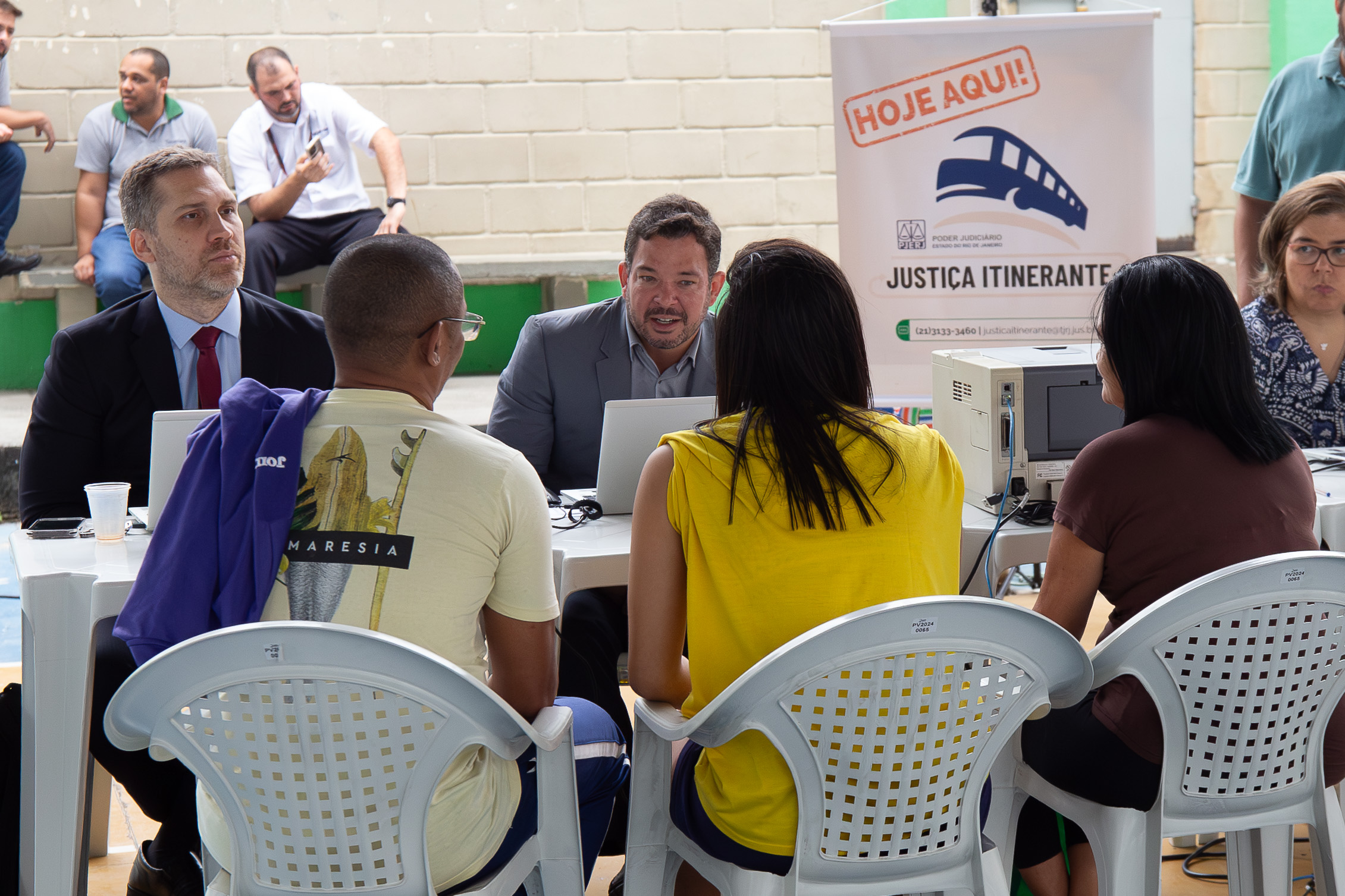 Imagem de interna e pais recebendo atendimento da Justiça Itinerante