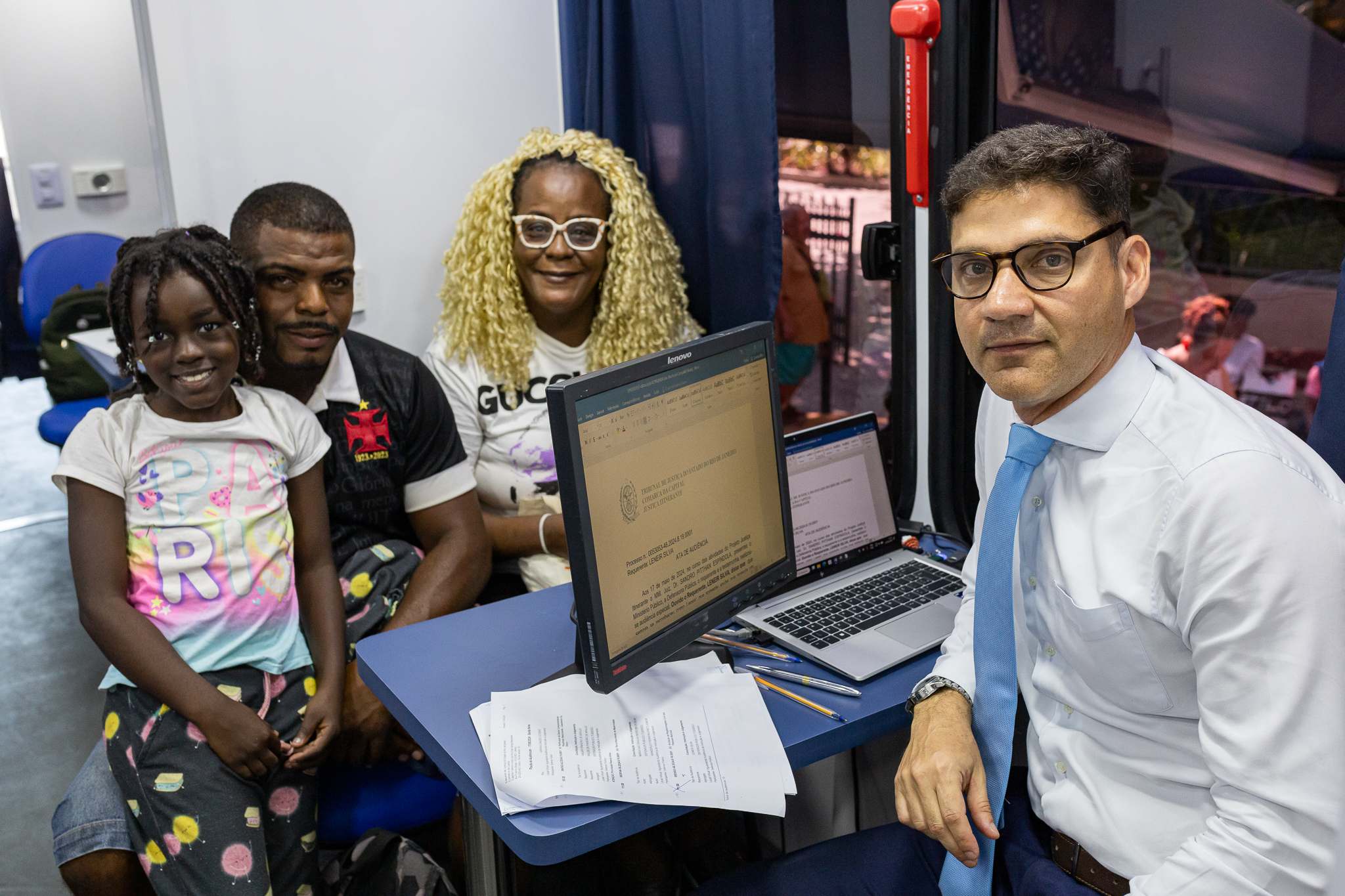 O juiz auxiliar da Corregedoria Geral de Justiça do TJR), Sandro Pitthan Espíndola, confere as últimas documentações para concretizar o reconhecimento de paternidade