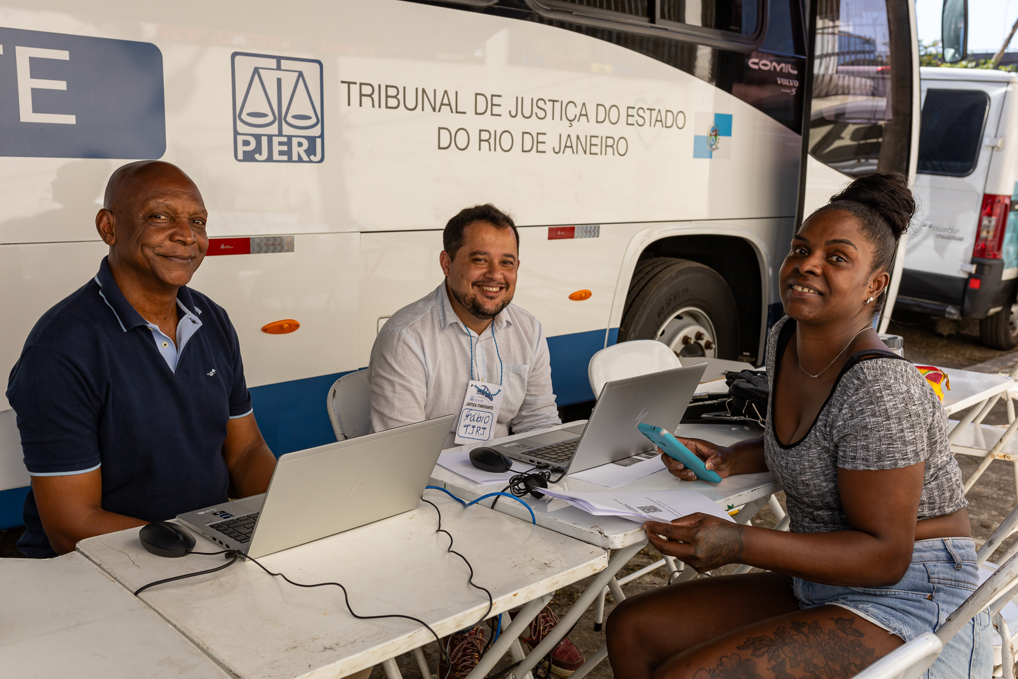 Josiane Rodrigues conseguiu as segundas vias das certidões de nascimento de três filhos. Os documentos originais foram danificados em um incêndio e apresentados no ônibus da Justiça Itinerante 