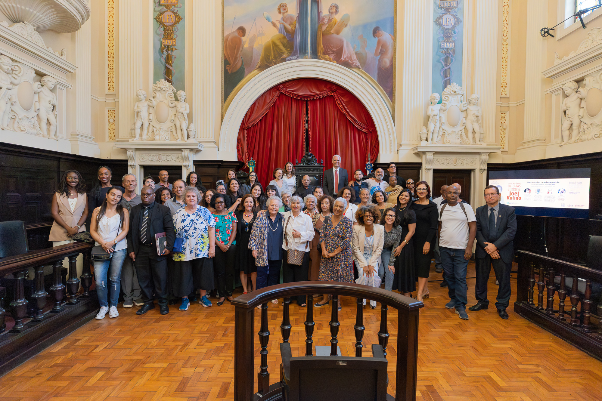 Imagem de grupo de pessoas no Salão Histórico do I Tribunal do Júri 