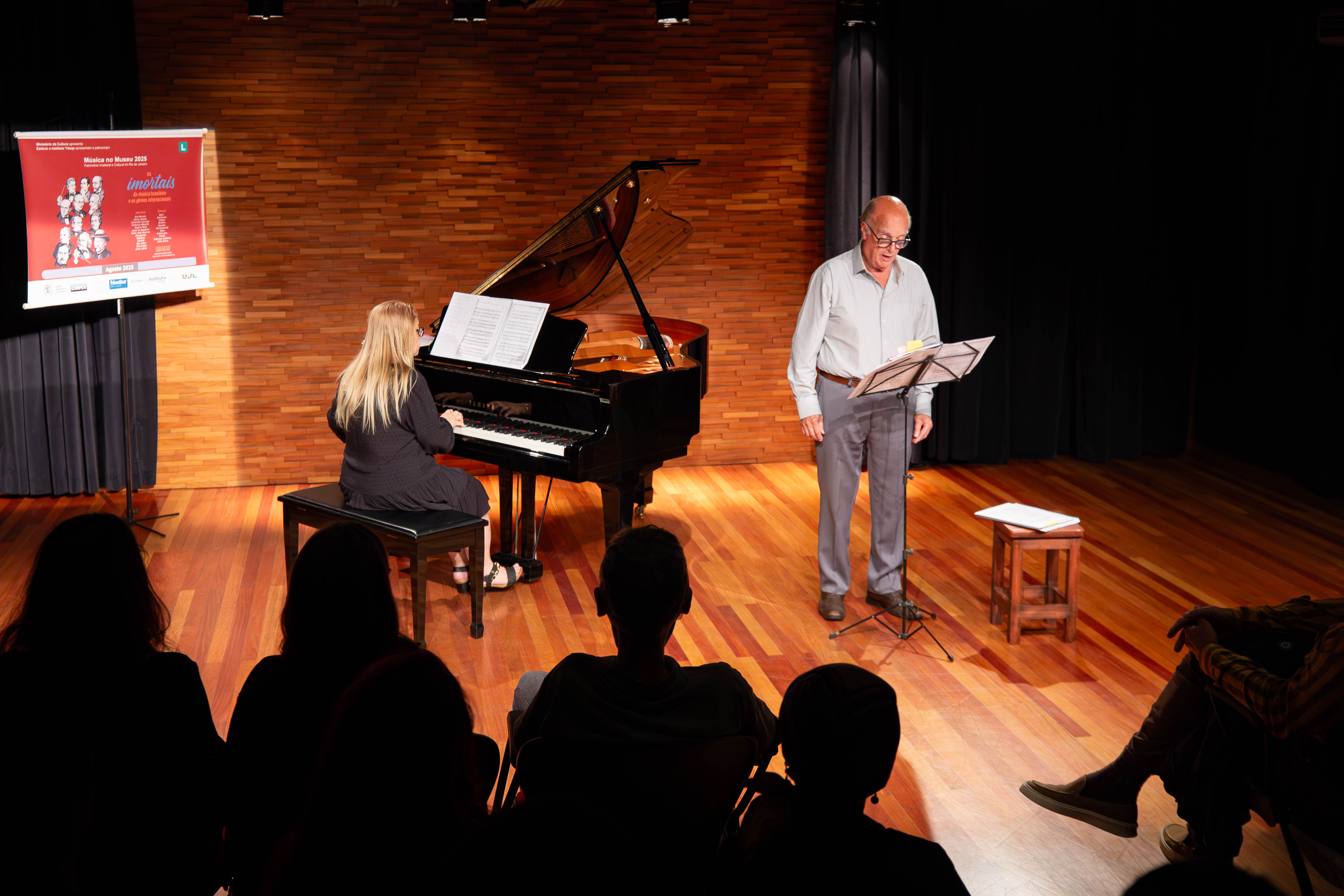 Na imagem, pianista Regina Lacerda e barítono Luiz Bomfim se apresentando na Sala Multiuso do Edifício Desembargador Caetano Pinto de Miranda Montenegro