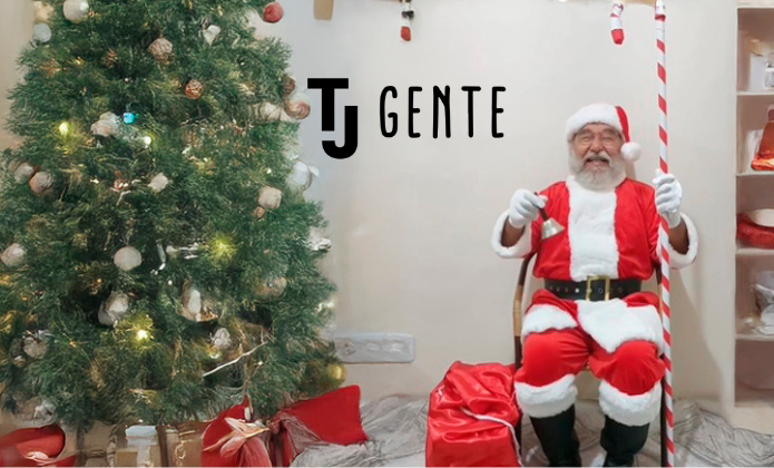 Cícero se veste de Papai Noel para visitar crianças e idosos na época de Natal