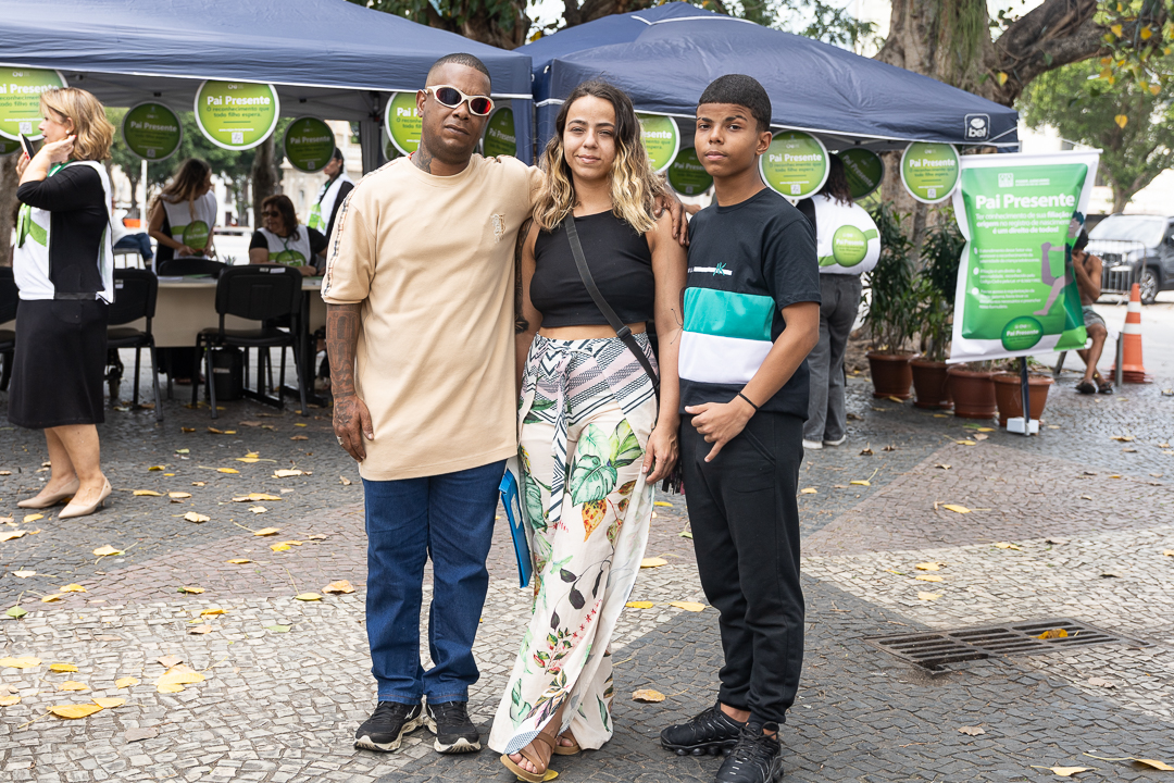 Da esquerda para direita: Luís Otávio, Diana e David posam na Praça XV, no Centro do Rio