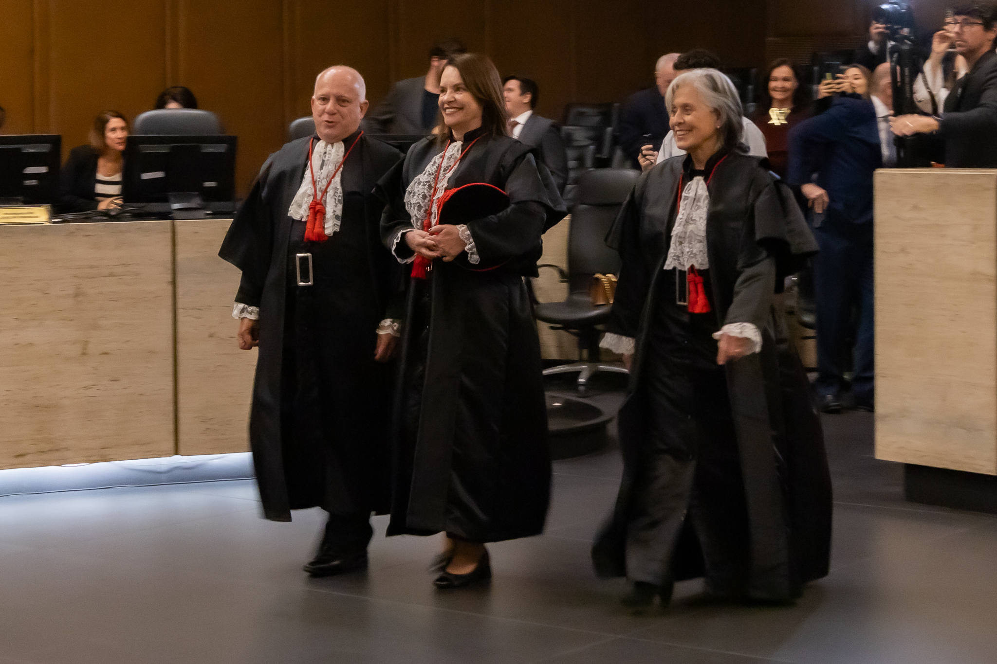 A desembargadora Maria Teresa Pontes Gazineu foi conduzida no Plenário Estênio Cantarino Cardozo pelos desembargadores Cláudio Luís Braga dell'Orto e Margaret de Olivaes Valle dos Santos