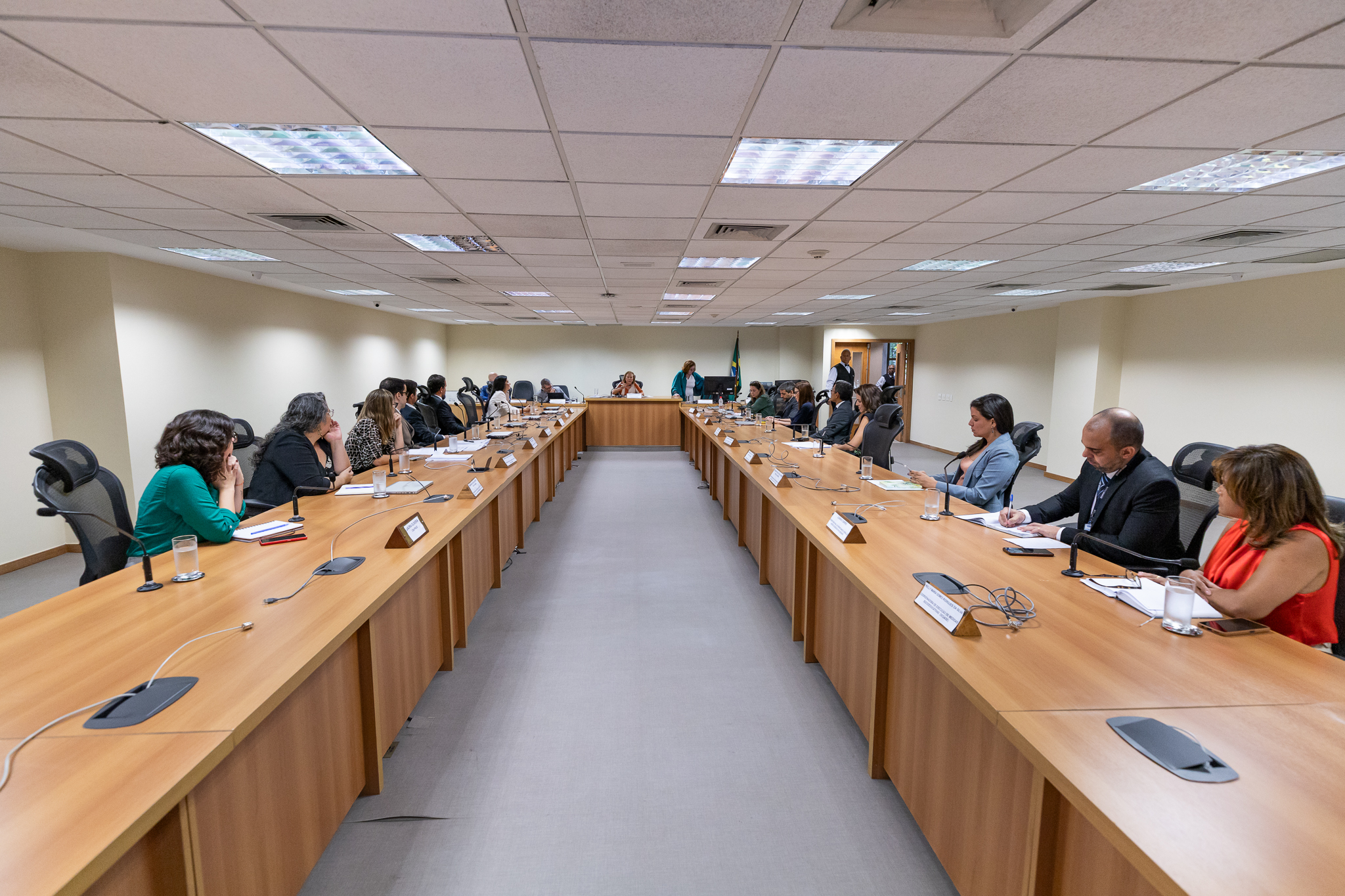 Imagem da reunião da 2ª Vice-Presidente com instituições relacionadas à socioeducação, como o Ministério Público, Defensoria Pública, Secretaria de Estado de Educação, entre outros