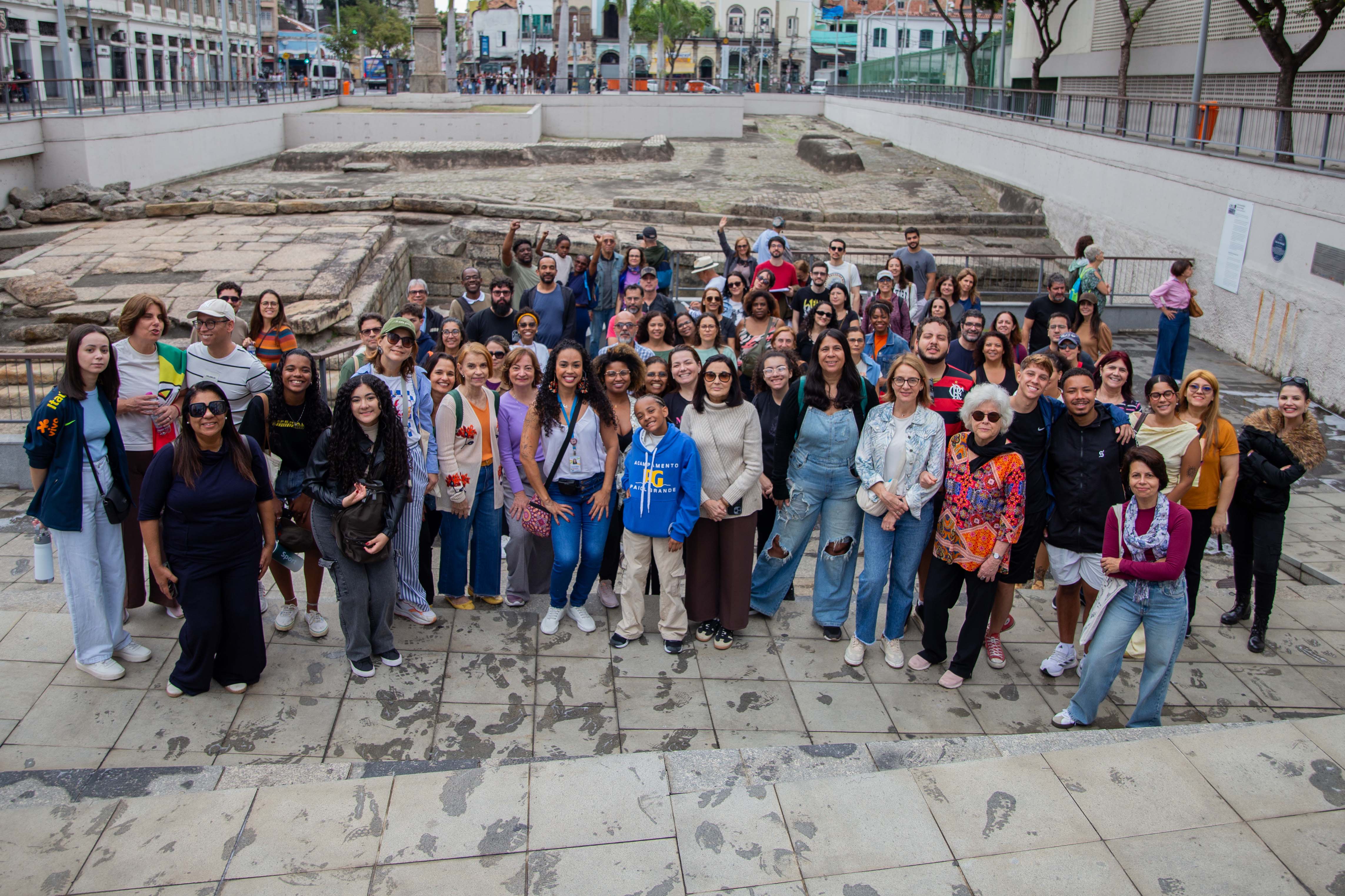 Imagem do grupo participante de uma das edições da “Trilha da Memória: uma jornada pela Pequena África”, no Centro do Rio