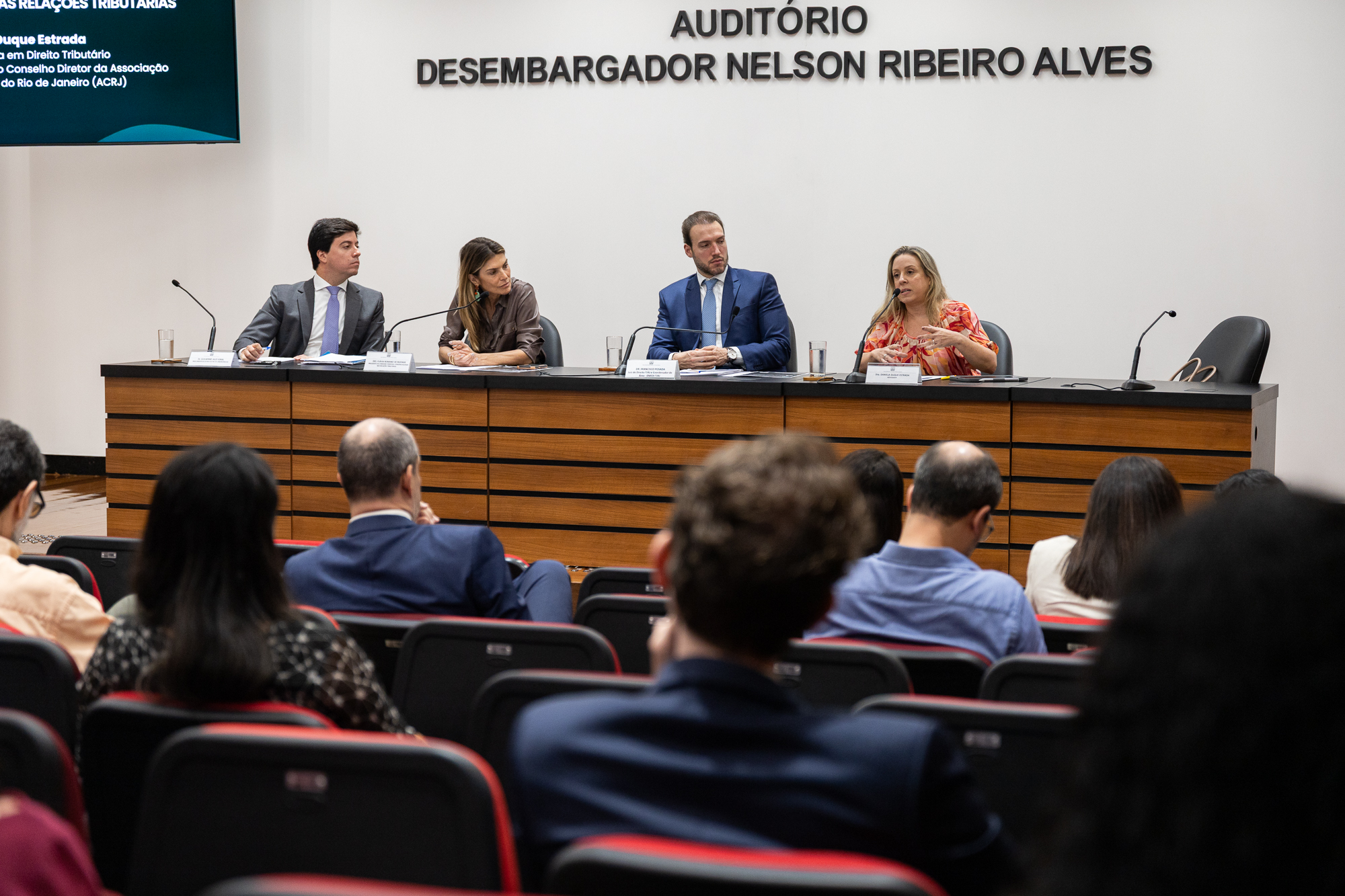 Da esquerda para a direita, compuseram à mesa o procurador-geral Guilherme Jales, a desembargardora Flávia Romano, o juiz Francisco Posada e a advogada Daniela Estrada 