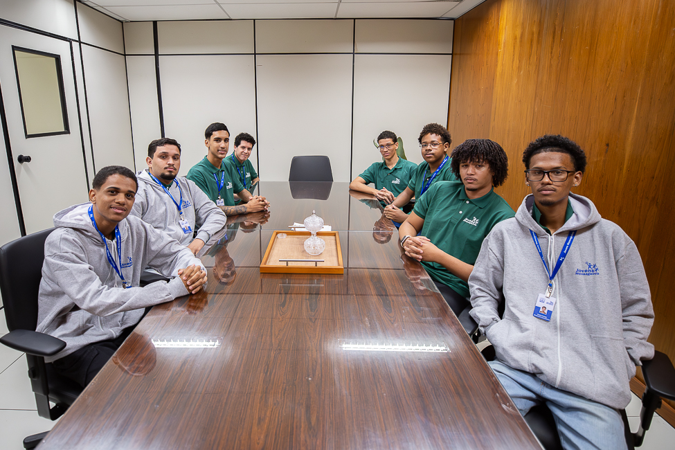Foto posada com os oito rapazes que começaram a participar do projeto Jovens Mensageiros