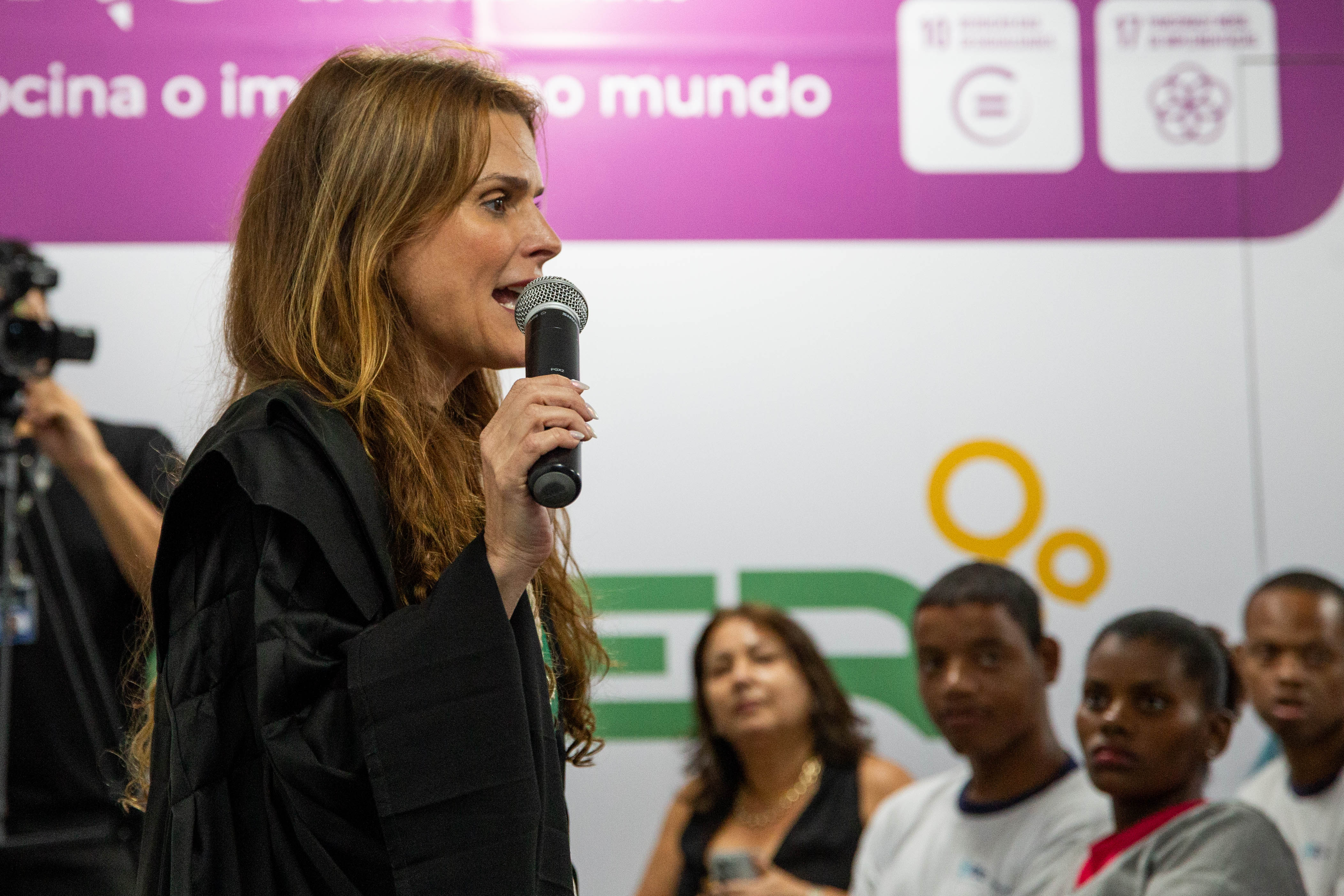 Imagem da juíza Luciana Fiala de Siqueira Carvalho falando para a turma