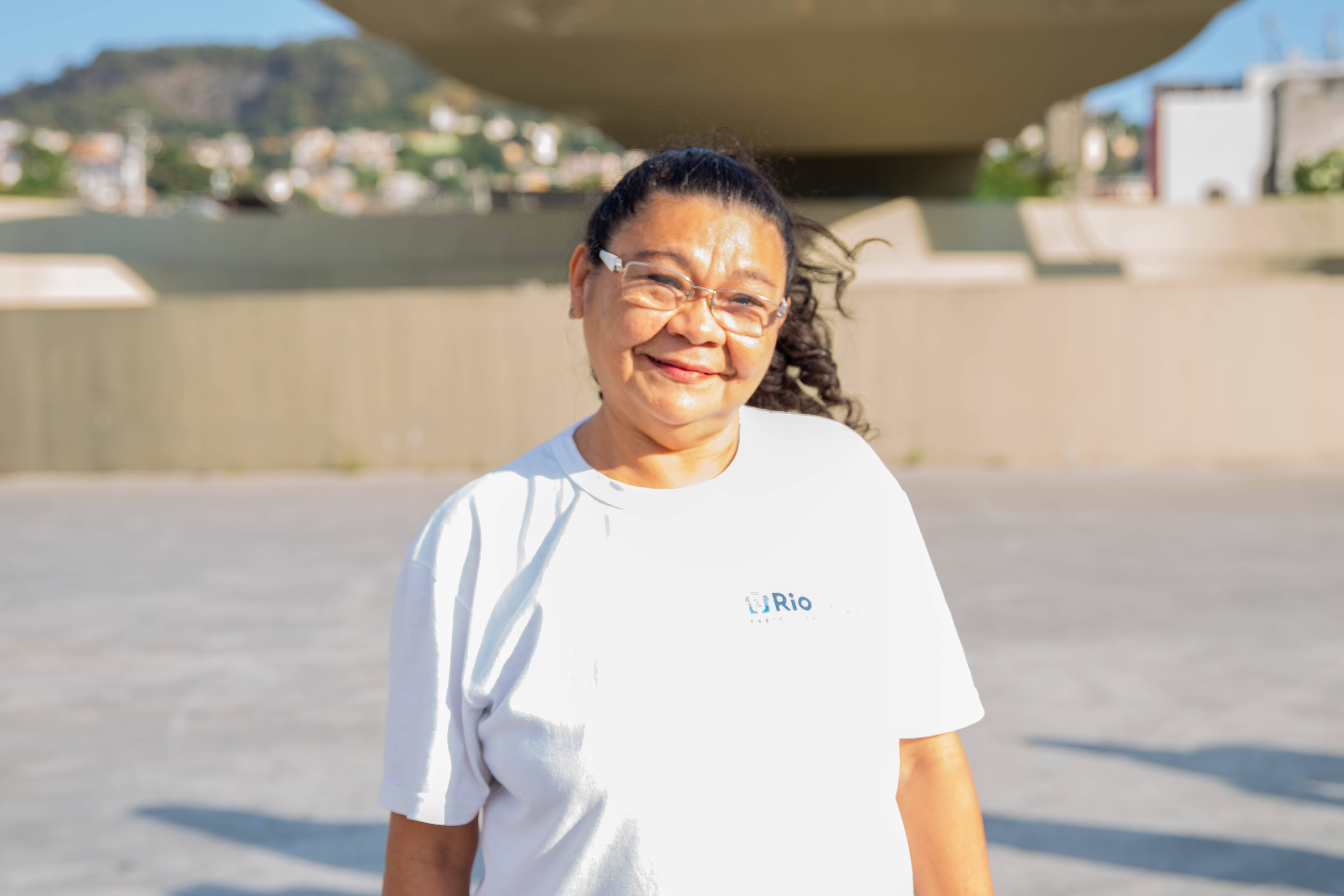 Imagem da aluna Maria Eliete. Ao fundo, a Praça da Apoteose