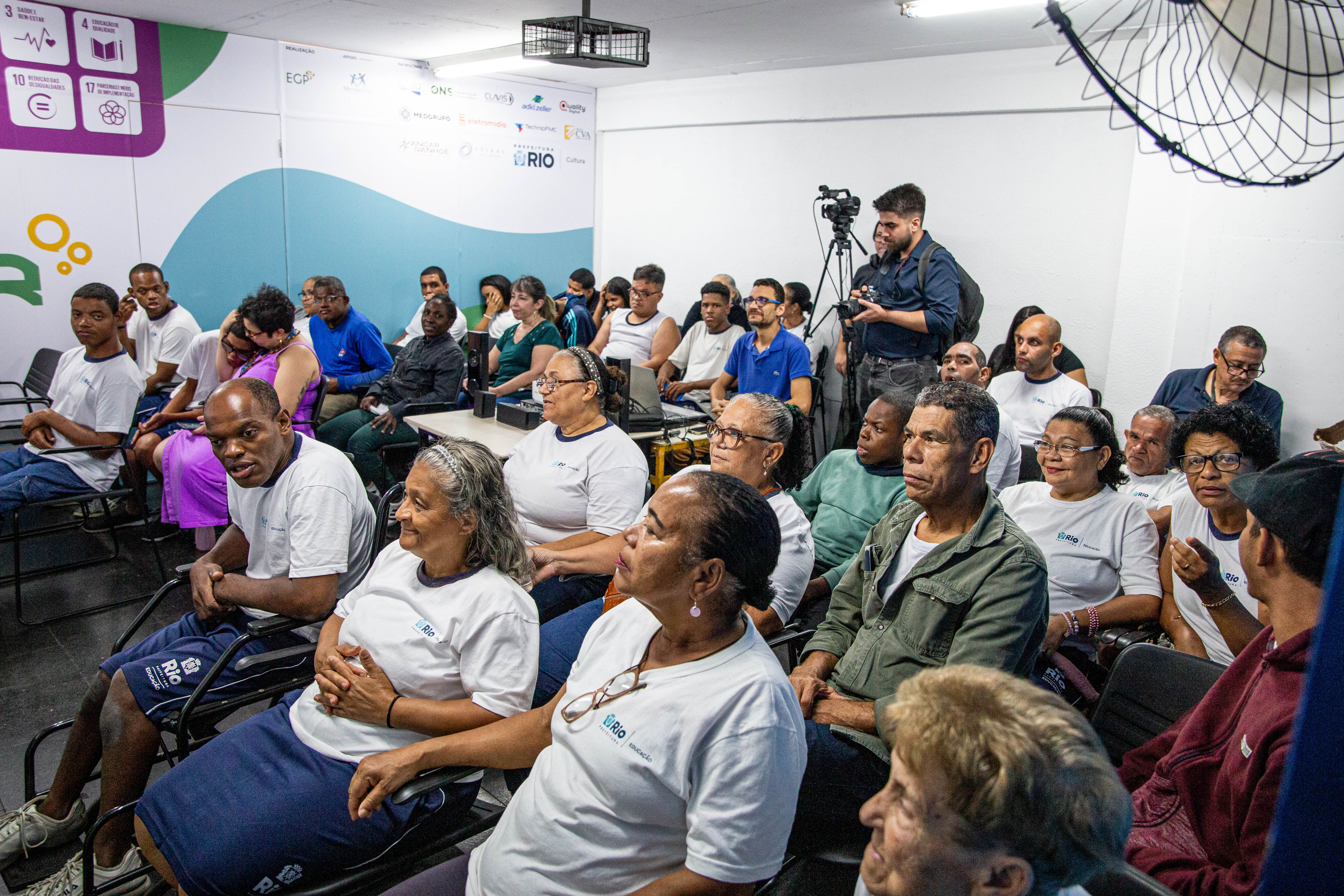 Imagem de uma sala de aula com cerca de 30 alunos da Educação de Jovens e Adultos