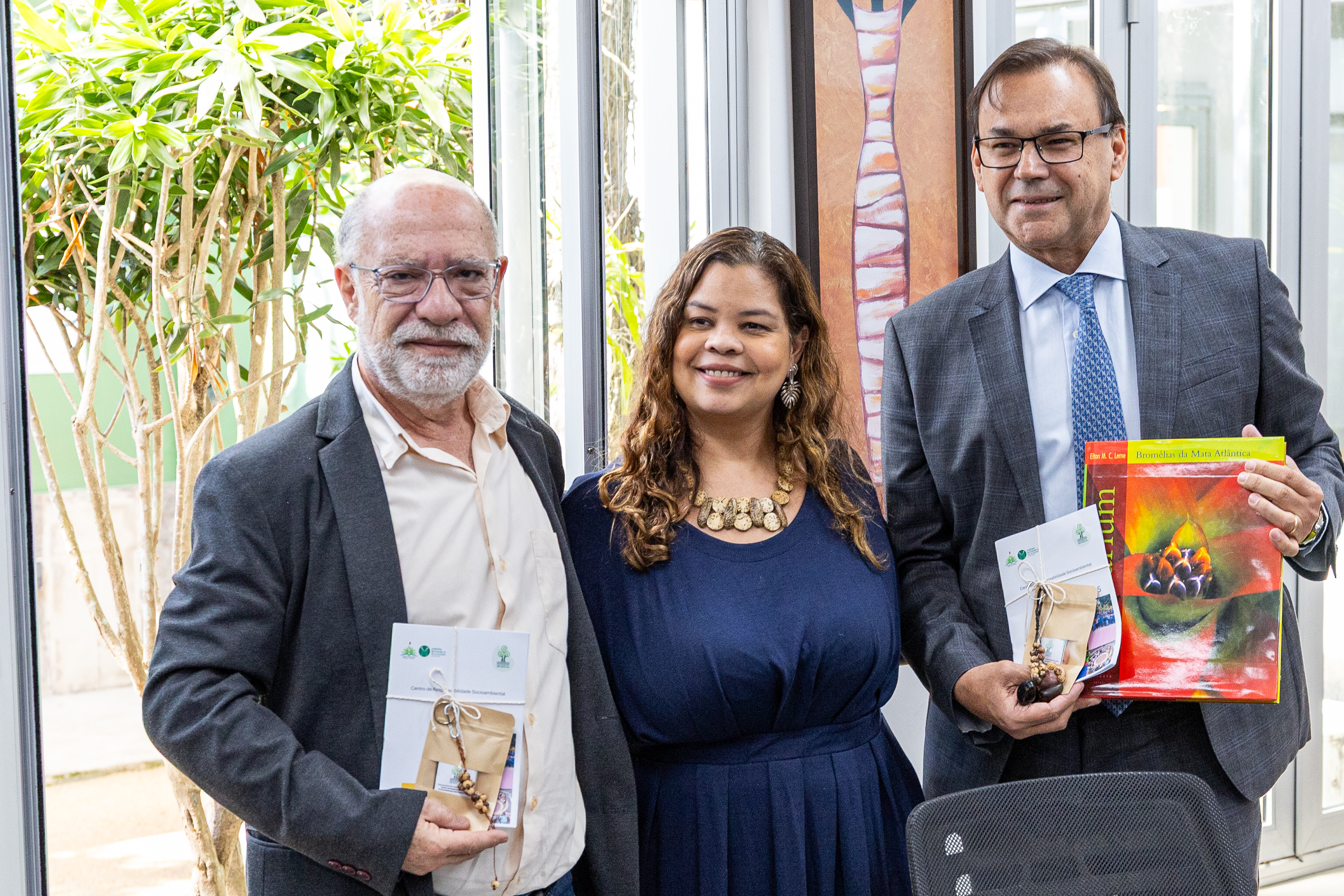 O presidente da Comissão de Políticas Institucionais para Promoção da Sustentabilidade (COSUS) do Tribunal de Justiça do Estado do Rio de Janeiro (TJRJ), desembargador Elton Martinez Carvalho Leme, mostra o livro escrito por ele que foi encontrado no acervo do Centro de Responsabilidade Socioambiental do Jardim Botânico durante visitação