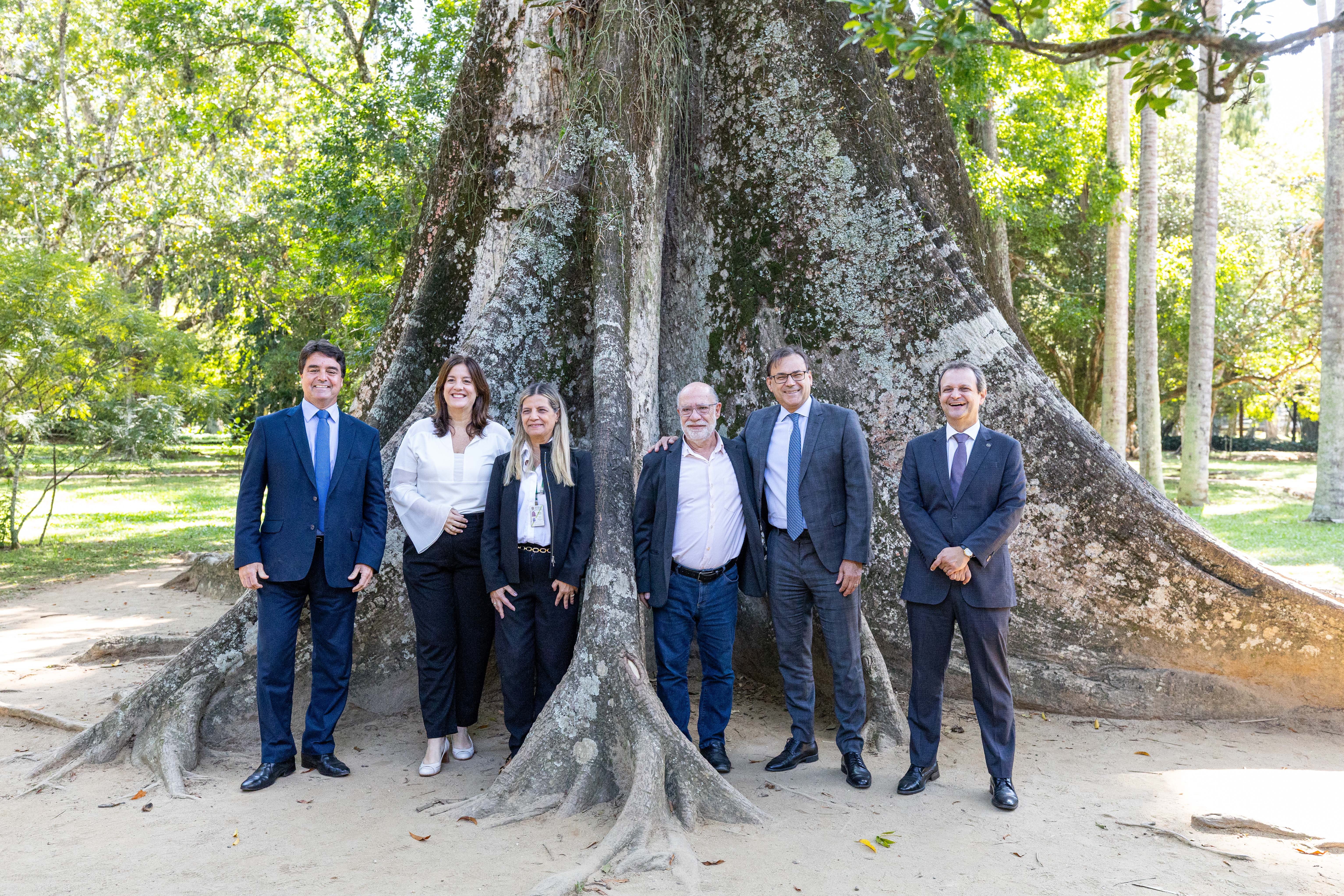 Da esquerda para a direita: o Secretário-Geral de Sustentabilidade e Responsabilidade Social, Carlos Eduardo Menezes da Costa; a juíza-auxiliar da presidência, Paula Feteira Soares; a diretora de conhecimento, ambiente e tecnologia do Jardim Botânico, Marcia Aparecida Lobianco Faraco de Andrade Alves; o presidente do Jardim Botânico do Rio de Janeiro, Sérgio Besserman; o presidente da Comissão de Políticas Institucionais para Promoção da Sustentabilidade (COSUS) do Tribunal de Justiça do Estado do Rio de Janeiro (TJRJ), desembargador Elton Martinez Carvalho Leme; e o procurador federal, Alexandre Coelho Neto; durante visitação no Jardim Botânico. 