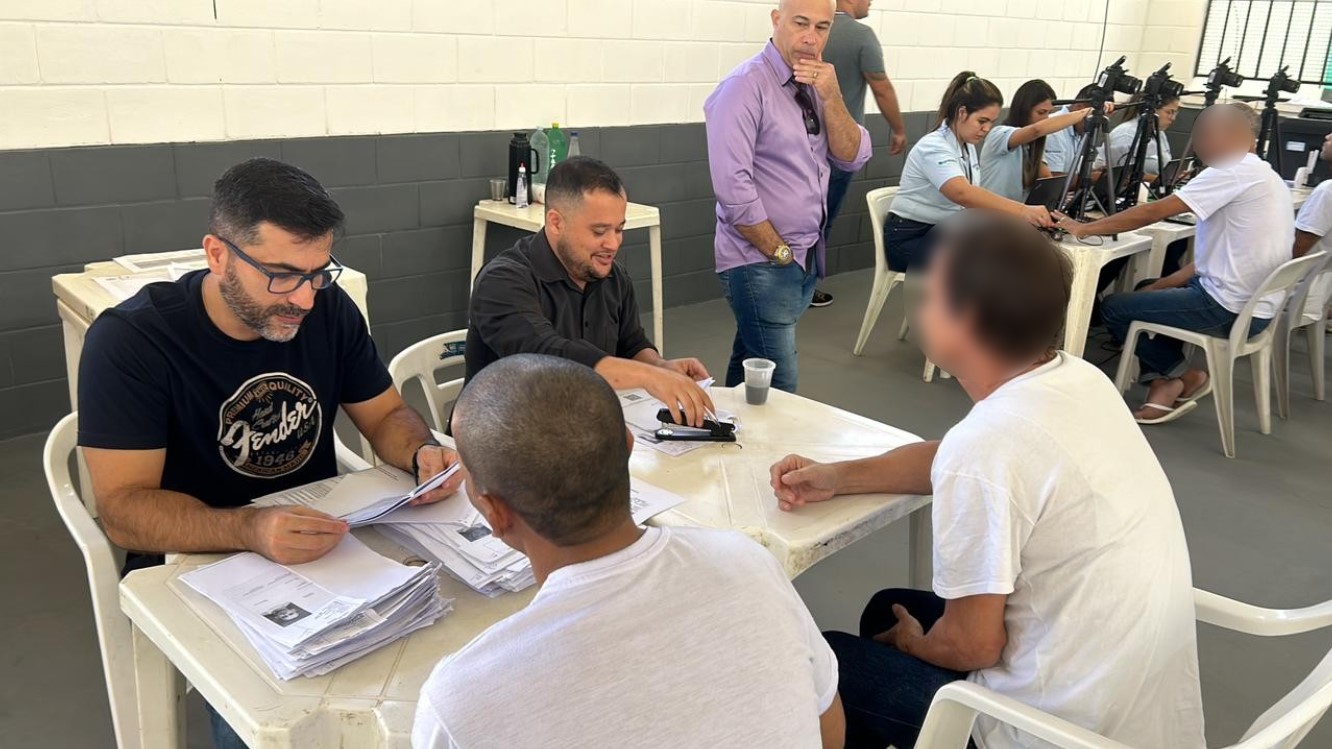 Apenados sendo atendidos pela equipe da Justiça Itinerante