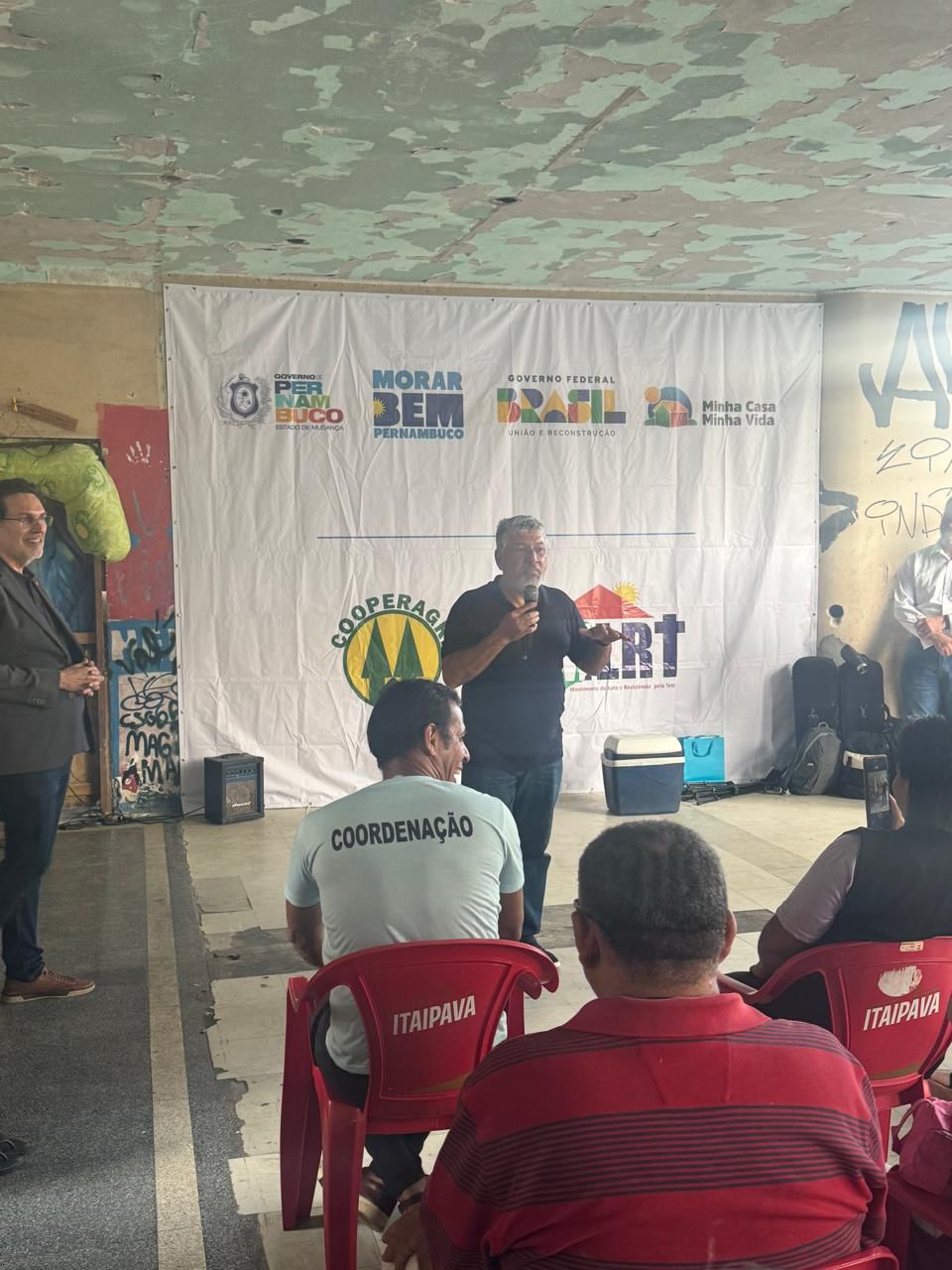 Desembargador Marcos Alcino fala com moradores de uma das ocupações em Recife