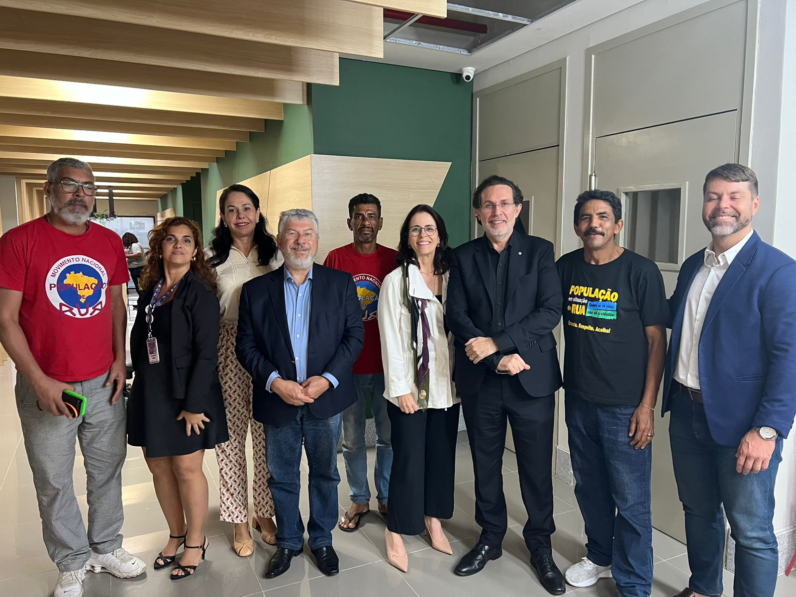 Desembargador Marcos Alcino (de terno azul ao centro) e juíza Raquel Chrispino participam de evento PopRuaJud em Recife