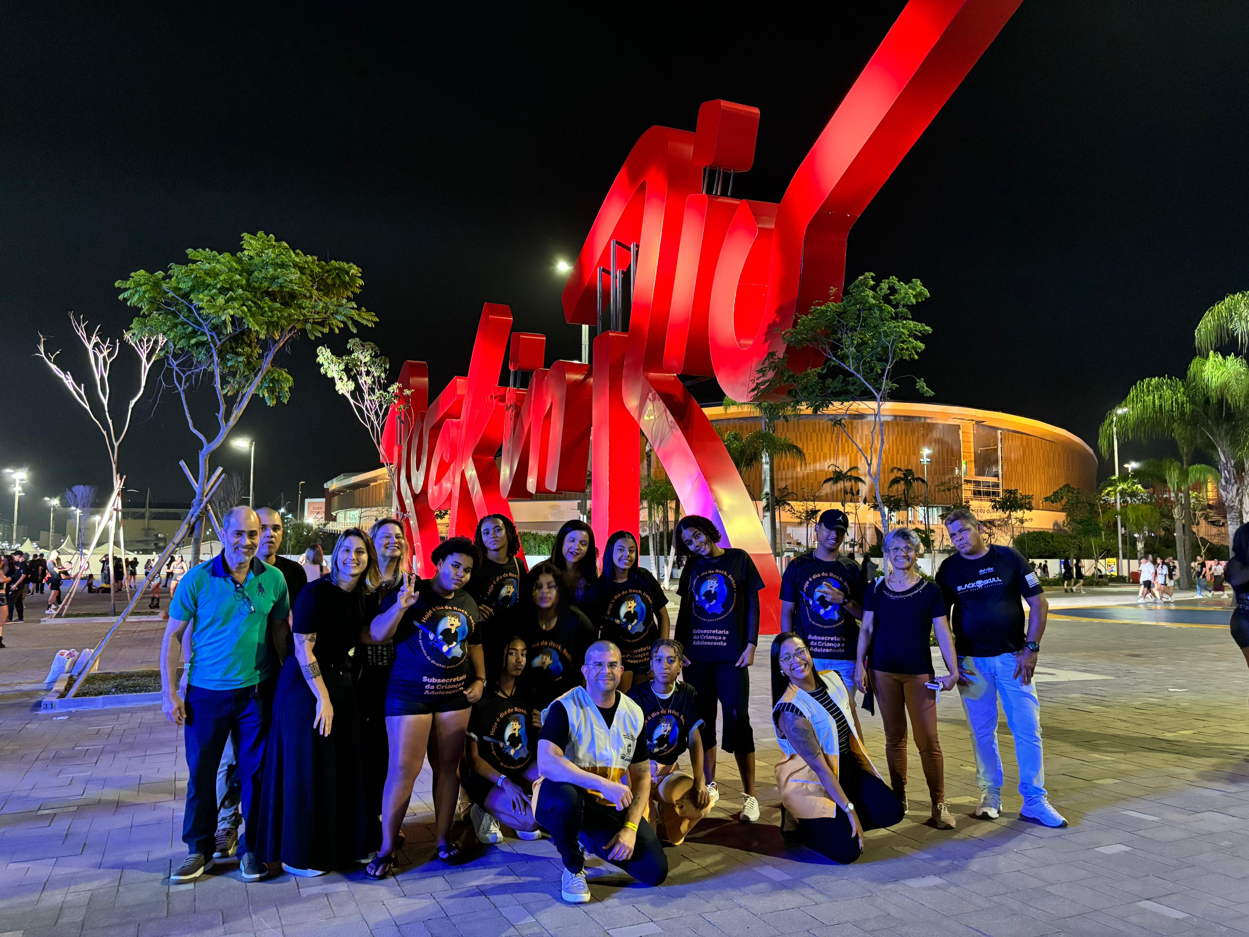 Adolescentes curtem shosws e atrações do Rock in Rio 