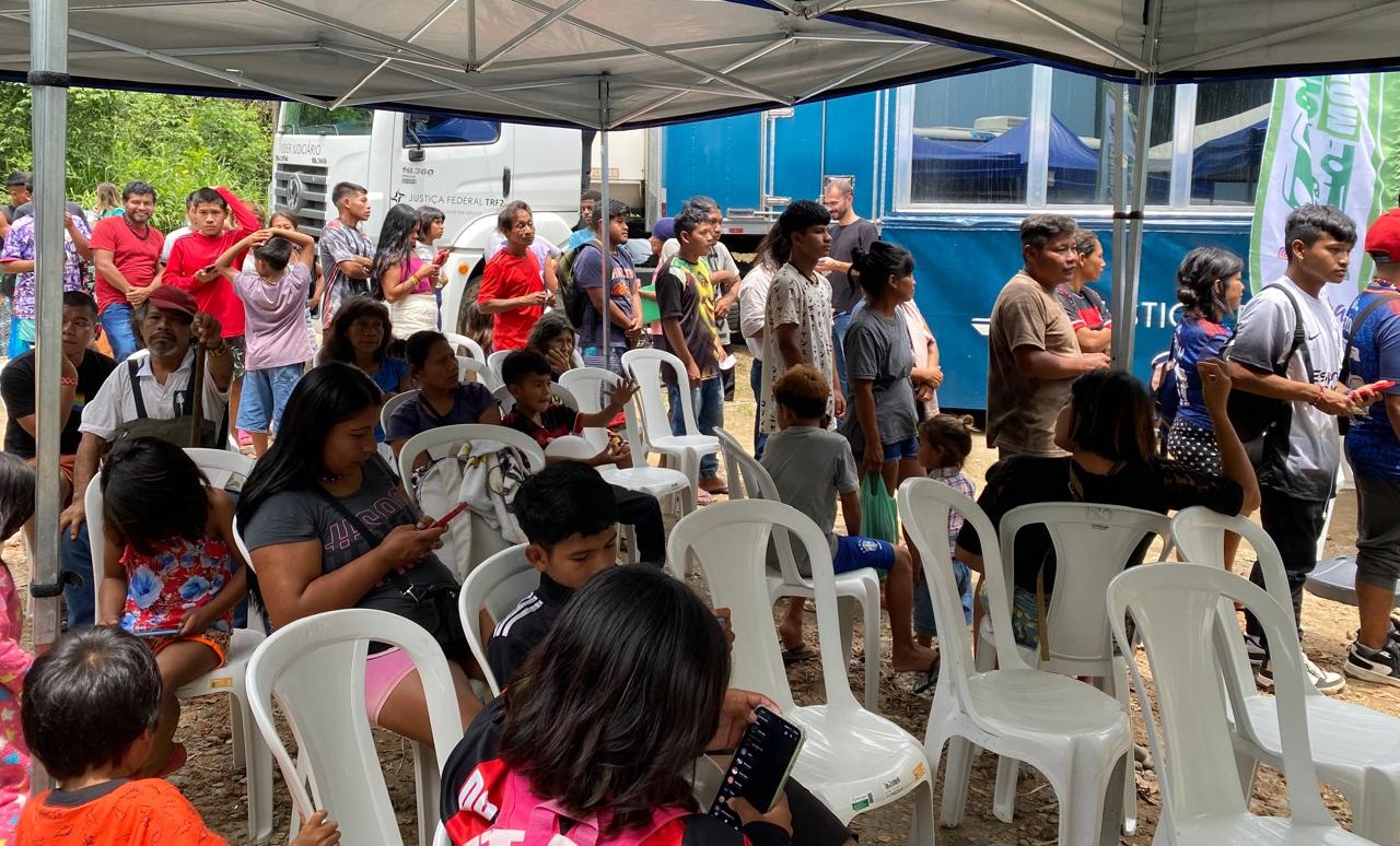A presença da Justiça Itinerante em aldeias atraiu dezenas de integrantes de povos indígenas em busca de seus direitos e de  cidadania