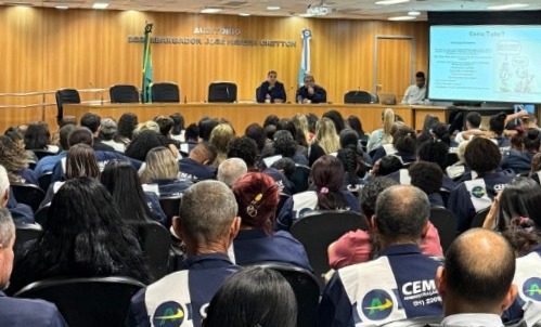 Foto da plateia de costas assistindo a palestra 