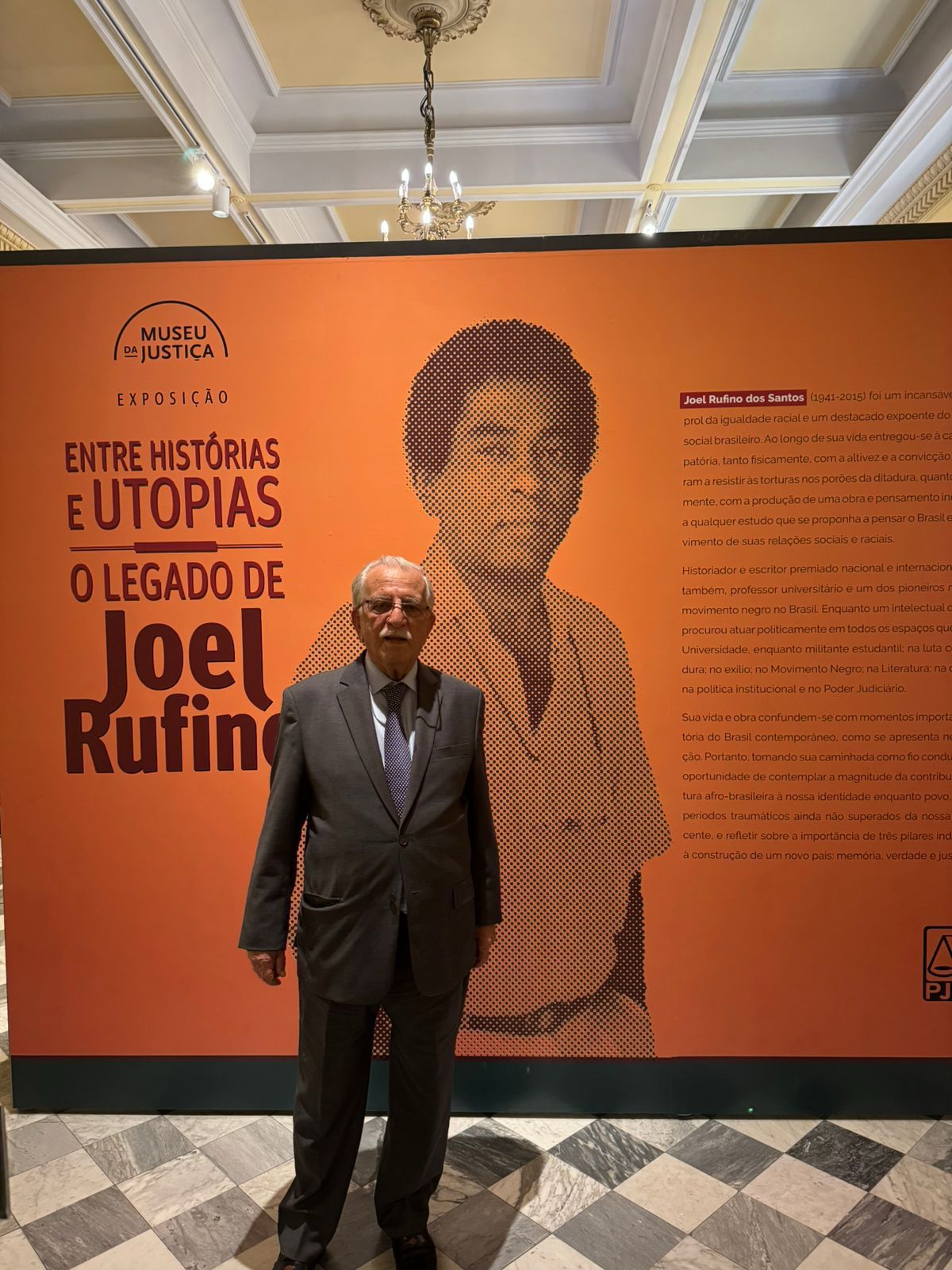 Desembargador Miguel Pachá, presidente do Tribunal de Justiça do Rio de Janeiro no biênio de 2003 e 2004, prestigiou a exposição “Entre Histórias e Utopias: o legado de Joel Rufino”