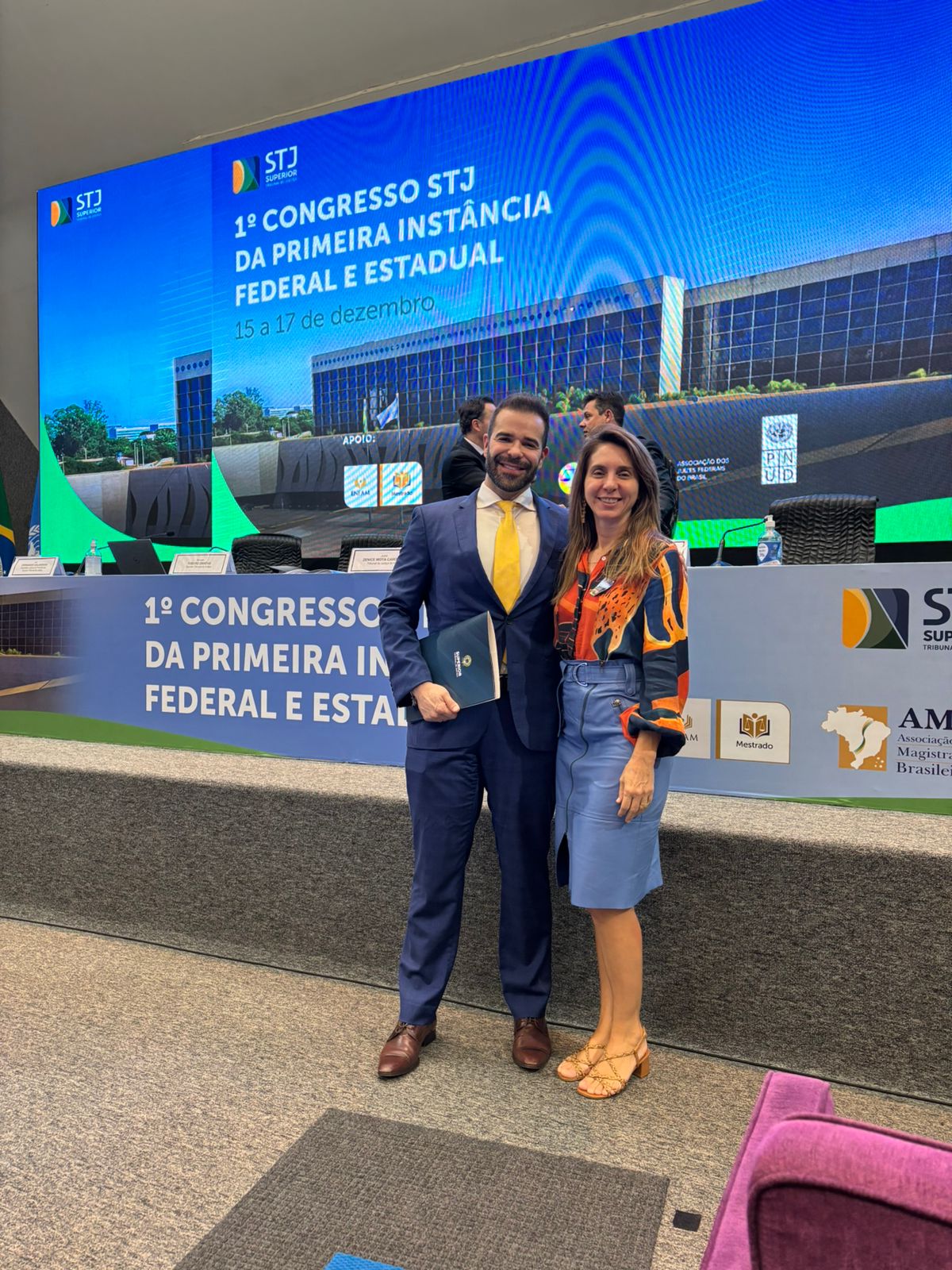 Da esquerda para direita, posam para a foto, o juiz Eric Scapim e a juíza Andrea Barroso