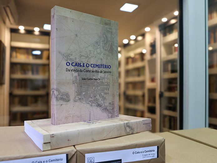 Exemplares do livro “O Cais e o Cemitério”, impressos pelo TJRJ