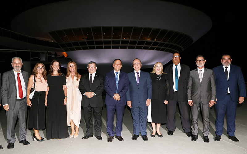 Os desembargadores Sergio Varella e Maria Isabel Paes, a juíza Eunice Haddad, os desembargadores Victor Marcelo e Renata Cotta, o prefeito de Niterói Rodrigo Neves com o presidente do TJRJ Ricardo Cardozo e os desembargadores Inês da Trindade, Guaraci Vianna, Agostinho Teixeira e o juiz Felipe Gonçalves