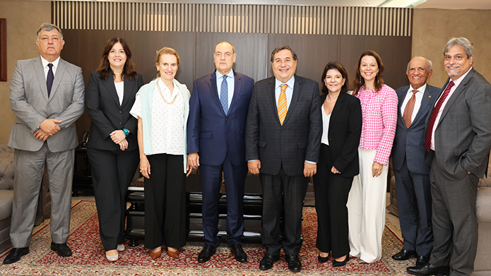 A imagem mostra nove magistrados, incluindo o presidente do TJRJ e o corregedor-geral da Justiça, posando lado a lado no Gabinete da Presidência.