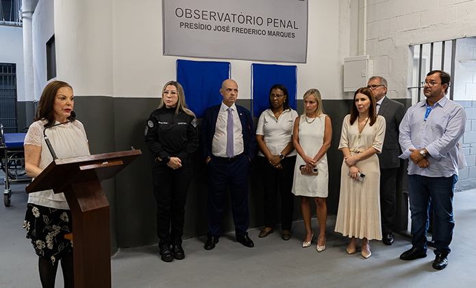 A 2ª vice-presidente do TJRJ, desembargadora Suely Lopes Magalhães discursa na solenidade de inauguração do Observatório ao lado de outras autoridades 