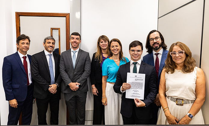 Os juízes Fábio Costa Soares, Bruno Rulière, Diego Moraes da Rosa, Renata Guarino, Eunice Haddad, Felipe Lopes Alves D´Amico e Andrew Francis dos Santos Maciel com a desembargadora Maria Isabel Paes Gonçalves