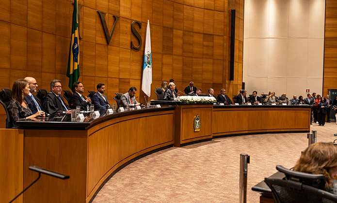 O presidente do TJRJ, desembargador Ricardo Rodrigues Cardozo (ao centro), empossa os quatro novos desembargadores do TJRJ oriundos do quinto constitucional