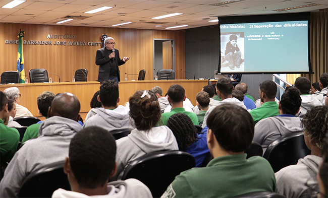 Jovens dos projetos sociais do TJRJ participam de palestra motivacional