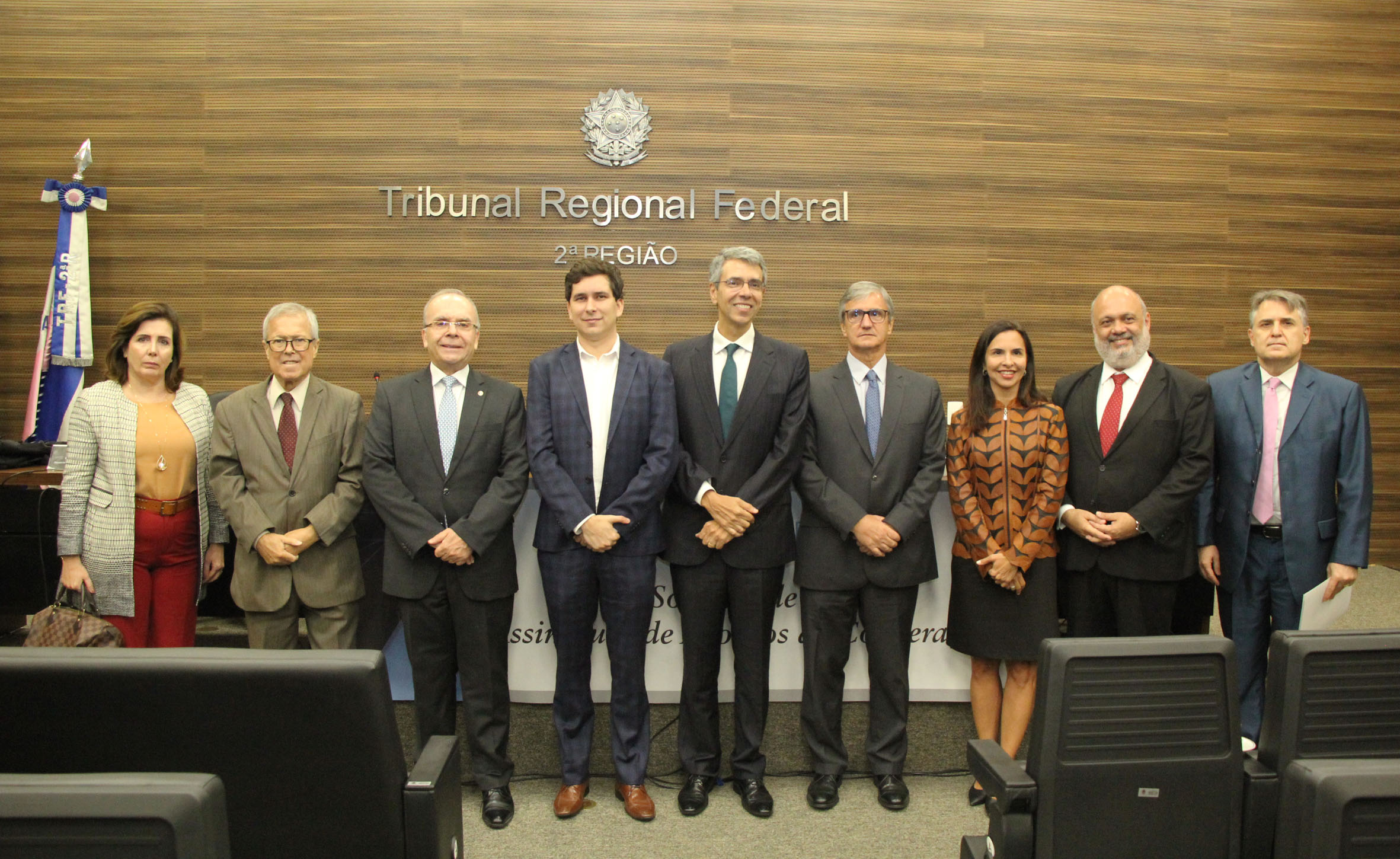 Na foto: A juíza Fernanda Xavier; os desembargadores Cesar Marques Carvalho, presidente TRT, e Ricardo Rodrigues Cardozo, presidente do TJRJ;  o prefeito de Areal, José Augusto Bernardes; os desembargadores Guilherme Calmon, presidente TRF-2 e Henrique Figueira, presidente TRE; a desembargadora Federal e Corregedora do TRF-2, Letícia de Santis Mello; o desembargador Alexandre Câmara, presidente do Núcleo de Cooperação Judiciária do TJRJ; com o desembargador Marcelo Augusto Souto de Oliveira do TRT