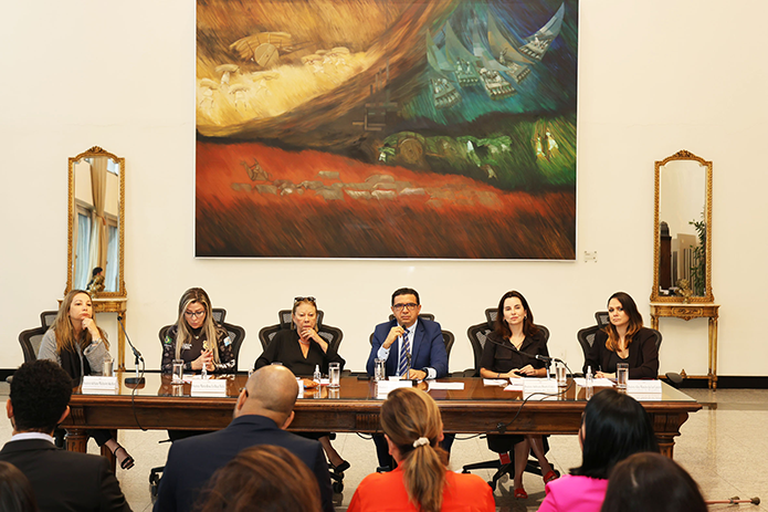 Adriana Michelotti Kuhlen do CNPCP, Maria Rosa Lo Duca Nebel, secretária de administração Penitenciária, a desembargadora Maria Angélica Guimarães Guerra Guedes, o juiz Douglas de Melo Martins, presidente do Conselho Nacional de Política Criminal e Penitenciária, a promotora de Justiça Andrezza Duarte Cançado e a procuradora da República Aline Mancino da Luz Caixeta.