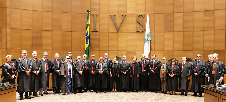 Após presidir sua última sessão do Órgão Especial, o desembargador Ricardo Rodrigues Cardozo, posou com os desembargadores do colegiado
