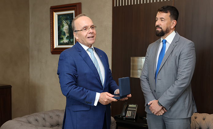 O desembargador Ricardo Cardozo com o delegado Victor Hugo Poubel, diretor do DEGASE.