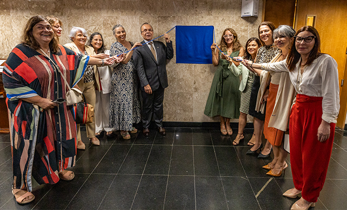 Presidente do TJRJ, desembargador Ricardo Rodrigues Cardozo, comemora, junto com desembargadoras e juízas do TJRJ, a inauguração da 1ª VEPI