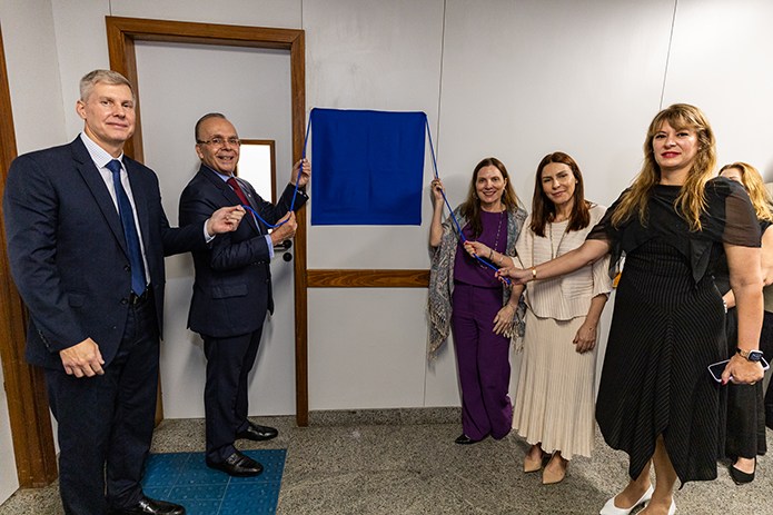 O juiz José Guilherme Vasi Werner, o presidente Ricardo Cardozo, a desembargadora Maria Helena Pinto Machado, a juíza auxiliar da Corregedoria Simone de Araújo Rolim e a juíza auxiliar da Presidência Renata Guarino Martins descerram a placa de identificação da nova vara na solenidade de inauguração